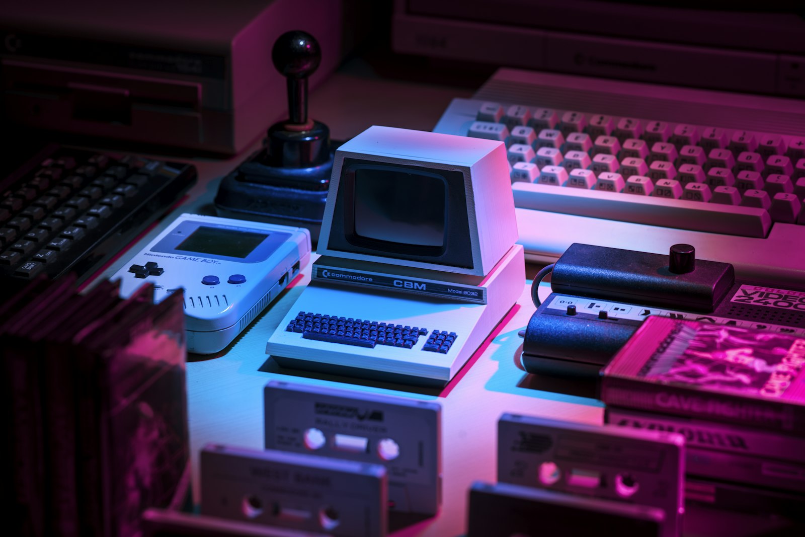 Retro računalni prikaz u neonskim ljubičasto-plavim tonovima
